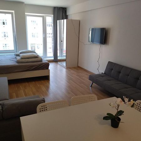 Brand New Two Room Apartment #34 With Free Secure Parking In The Center Praha Bagian luar foto