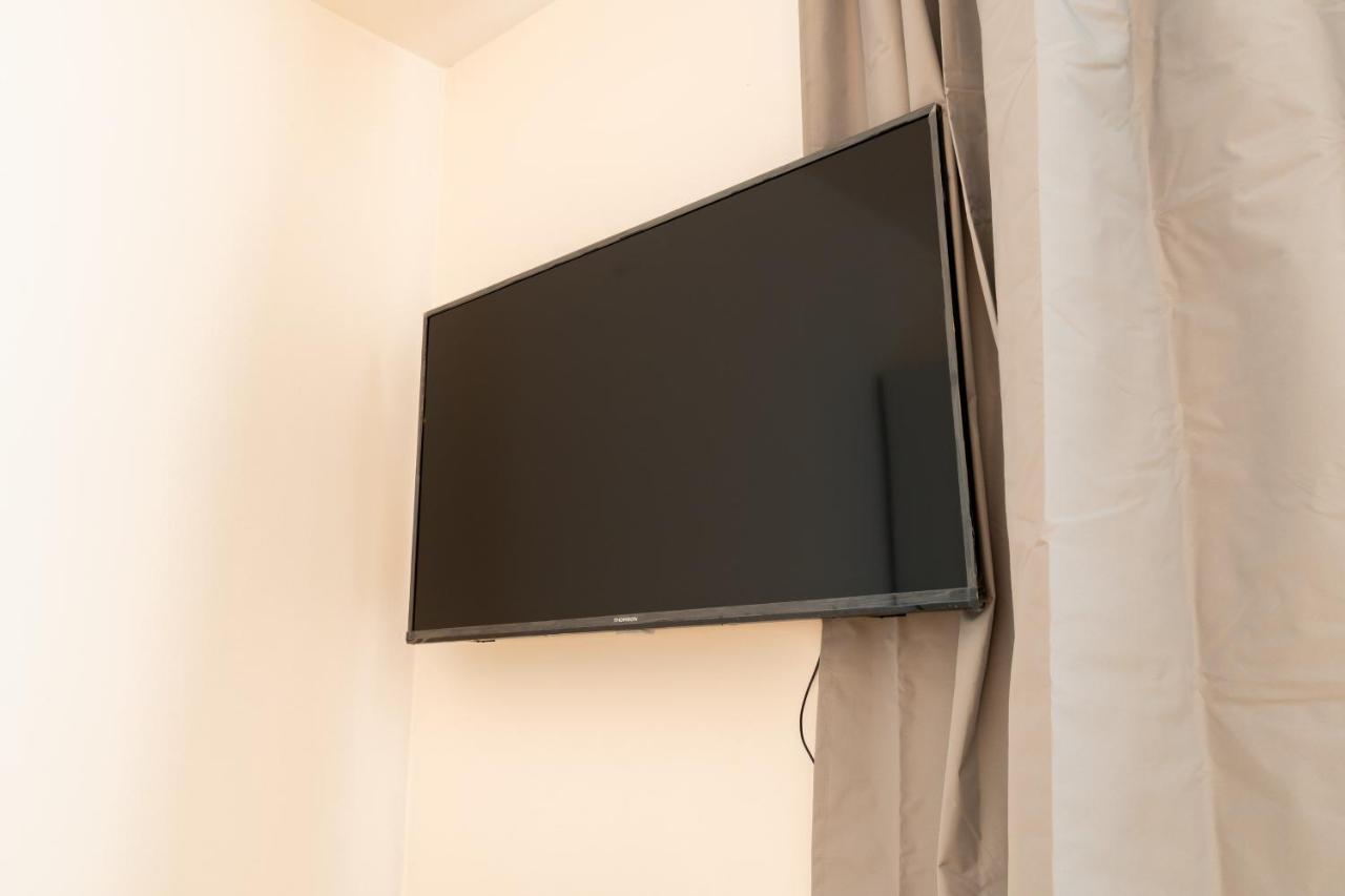 Brand New Two Room Apartment #34 With Free Secure Parking In The Center Praha Bagian luar foto