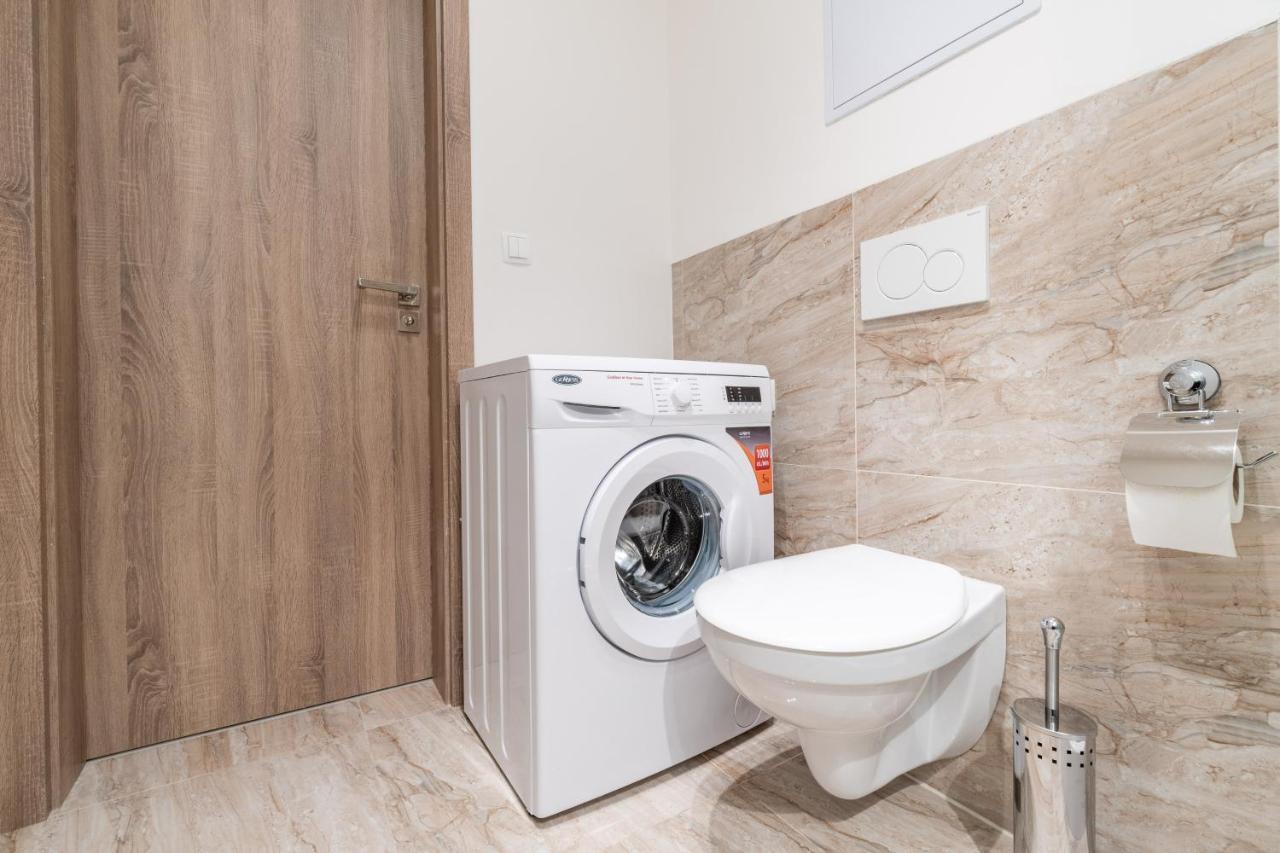 Brand New Two Room Apartment #34 With Free Secure Parking In The Center Praha Bagian luar foto