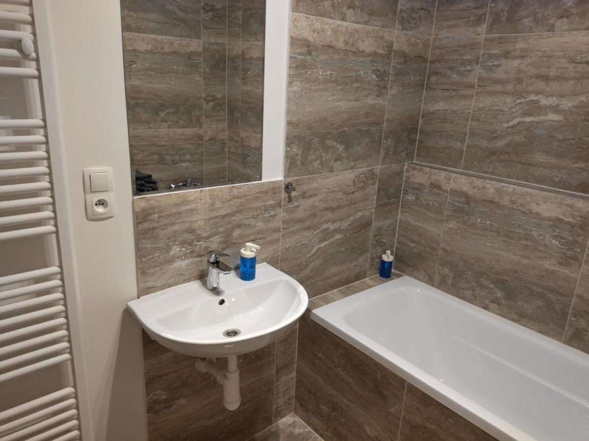 Brand New Two Room Apartment #34 With Free Secure Parking In The Center Praha Bagian luar foto
