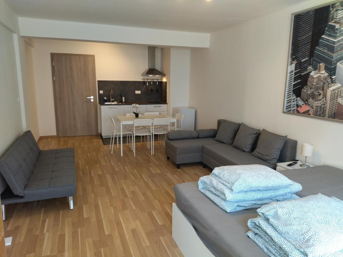 Brand New Two Room Apartment #34 With Free Secure Parking In The Center Praha Bagian luar foto