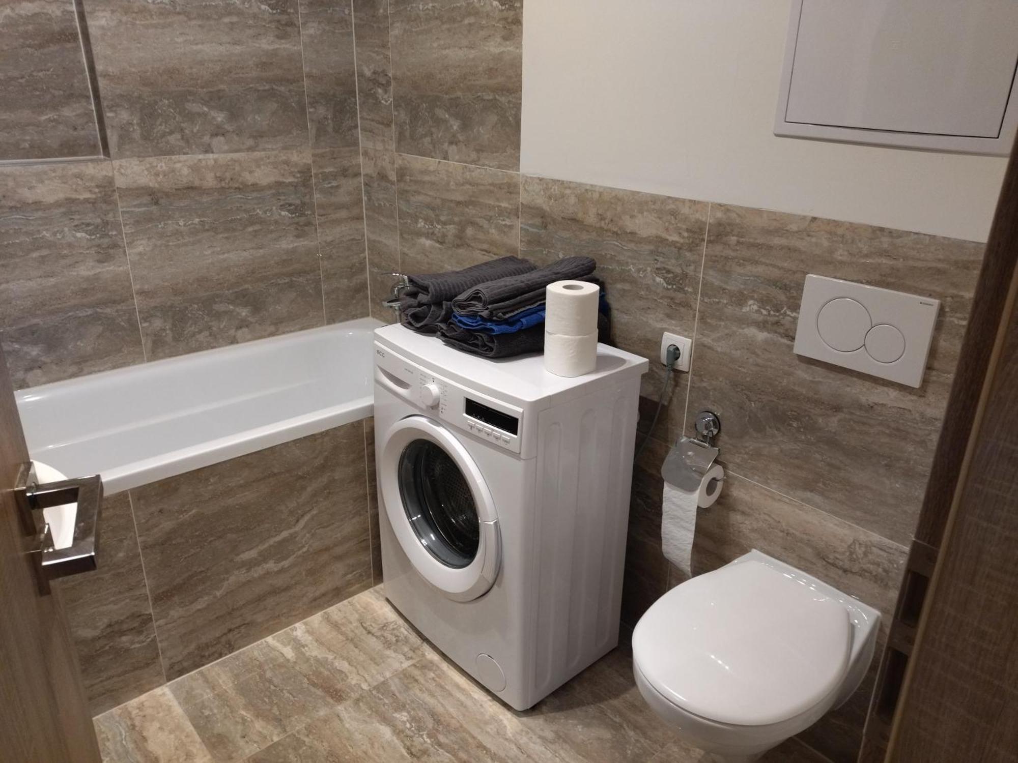 Brand New Two Room Apartment #34 With Free Secure Parking In The Center Praha Bagian luar foto